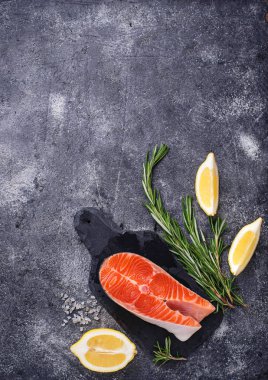 Baharat ile taze somon steak. 