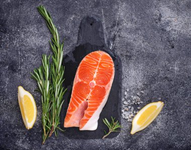 Baharat ile taze somon steak. 