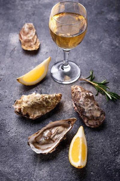 Frische Austern mit Zitrone und Weißwein — Stockfoto