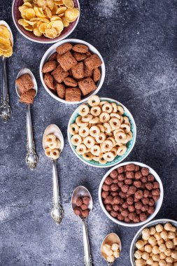 Kahvaltı için çeşitli Mısır gevreği seçimi