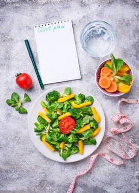 Sağlıklı sebze salatası, su ve teyp ölçme