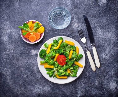 Sağlıklı sebze salatası ve bardak su  