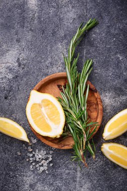 Rosemary, limon ve tuz. Balık için geleneksel baharat 