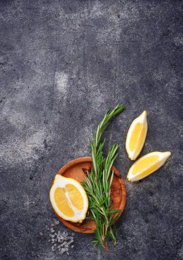 Rosemary, limon ve tuz. Balık için geleneksel baharat 