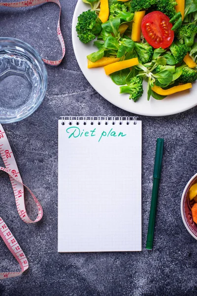 Ensalada saludable, agua limpia y cinta métrica . —  Fotos de Stock