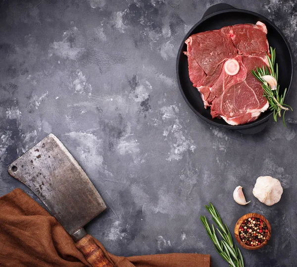 로즈마리, 향신료와 칼 어린 양 고기. — 스톡 사진