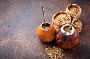 Su kabakları ve bombilla yerba mate çay.