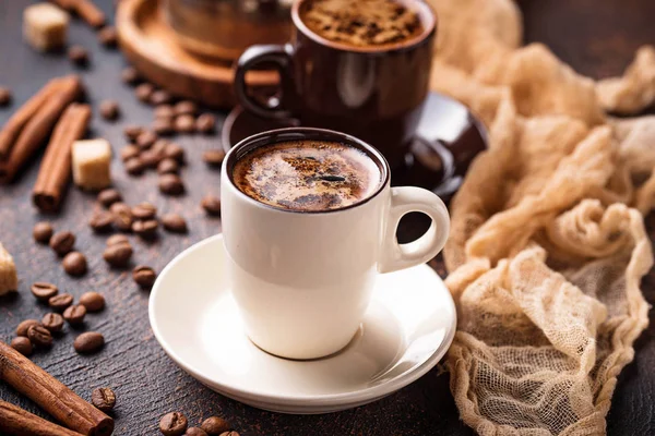 Cups of coffee, beans, sugar and cinnamon — Stock Photo, Image