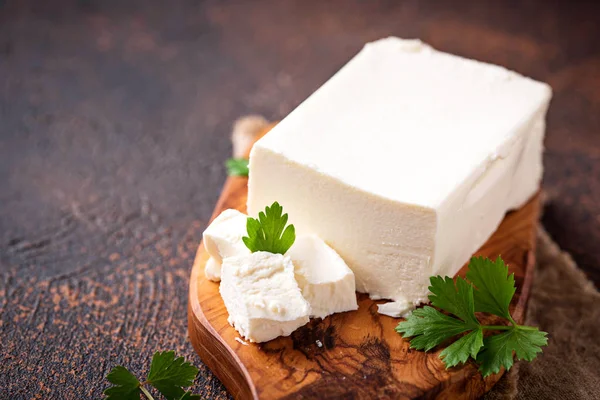 Paslı arka plan üzerinde beyaz peynir 