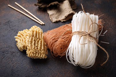 Paslı arka plan üzerinde farklı Asya Pirinç Noodle