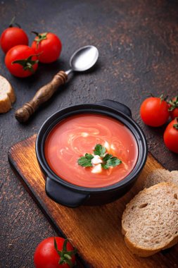 Domates çorbası gaspaço güveç içinde