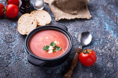 Domates çorbası gaspaço güveç içinde