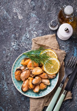 Limon ve baharatlarla Marine midye