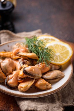 Limon ve baharatlarla Marine midye