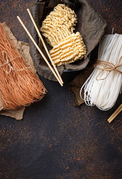 Diferentes fideos de arroz asiáticos sobre fondo oxidado — Foto de Stock