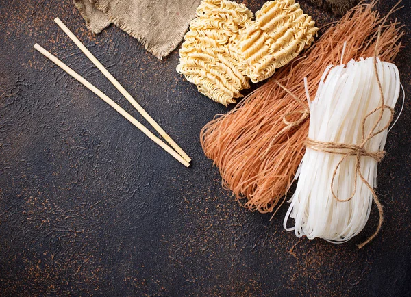 Diferentes fideos de arroz asiáticos sobre fondo oxidado — Foto de Stock