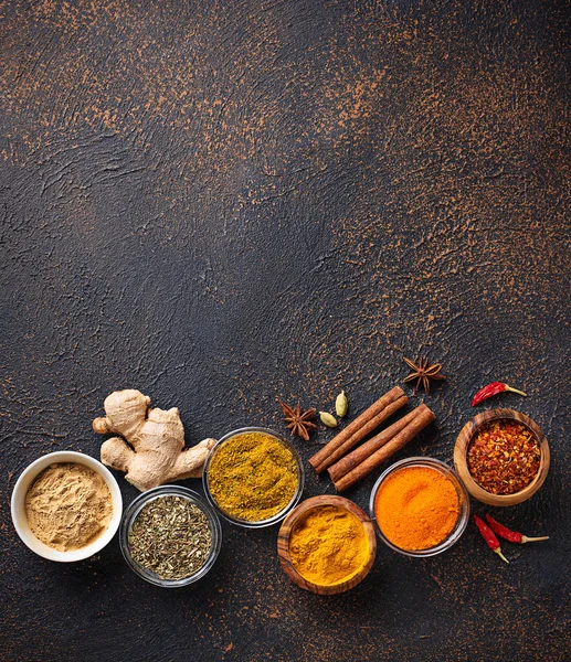 Especias tradicionales indias sobre fondo oxidado — Foto de Stock