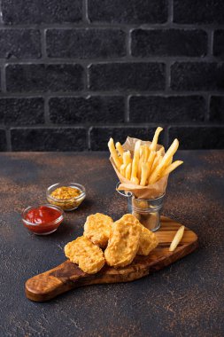 Patates kızartması ve tavuk nuggets 