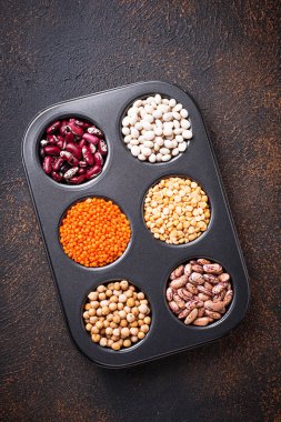 Nohut, kırmızı mercimek, sarı bezelye ve fasulye. 