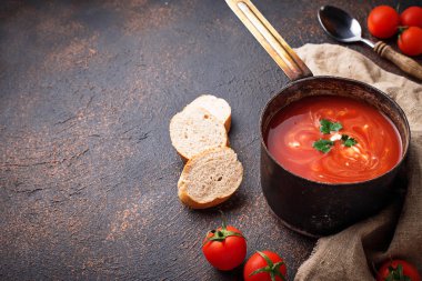 Domates çorbası gaspaço güveç içinde
