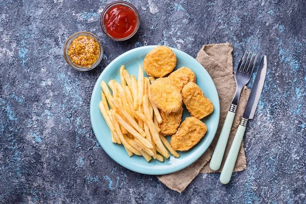 Patatas fritas y nuggets de pollo —  Fotos de Stock