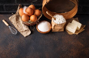 Pişirme için malzemeler. Tereyağı, yumurta, şeker ve un 