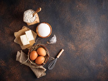 Pişirme için malzemeler. Tereyağı, yumurta, şeker ve un 