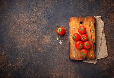 Paslı arka plan üzerinde taze kiraz domates