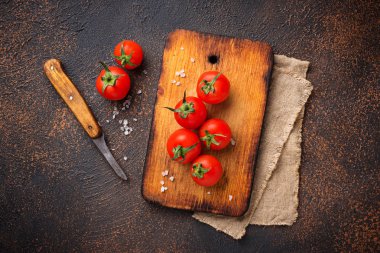 Paslı arka plan üzerinde taze kiraz domates