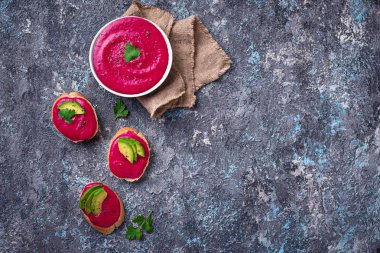Pancar Humus ile sağlıklı vegan tost