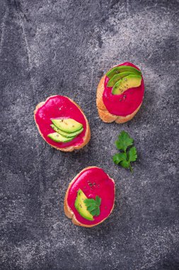 Pancar Humus ile sağlıklı vegan tost