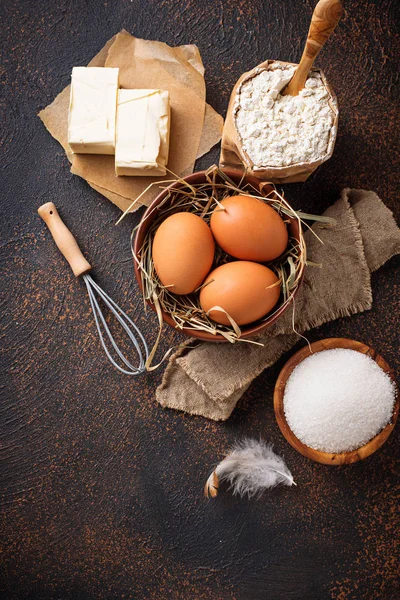 Összetevők sütés. Vaj, tojás, cukor és Liszt — Stock Fotó