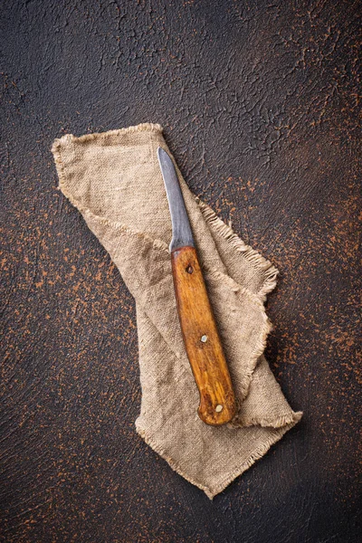 Cuchillo antiguo vintage sobre fondo oxidado — Foto de Stock