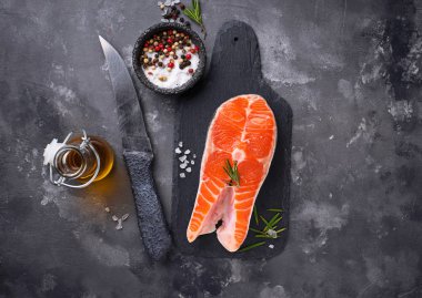 Baharat ile taze somon steak