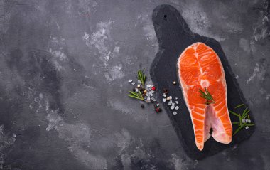 Baharat ile taze somon steak