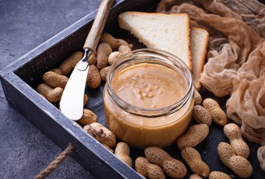 Ev yapımı fıstık ezmesi ve fındık