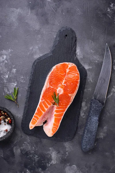 Baharat ile taze somon steak