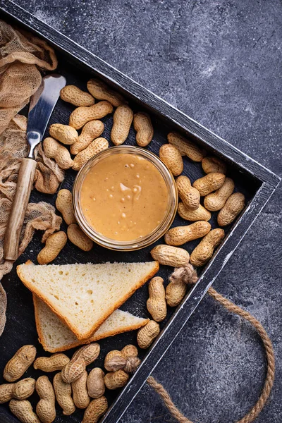 Домашнє арахісове масло та горіхи — стокове фото