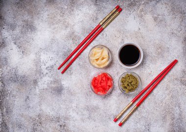 Wasabi, zencefil ve soya sosu. 