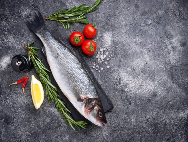 Çiğ balık levrek çeşniler ile 