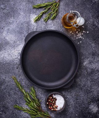 Otlar ve baharatlar ile dökme demir tava