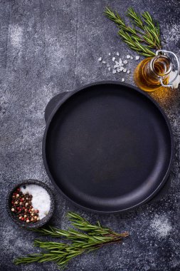 Otlar ve baharatlar ile dökme demir tava