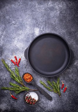 Otlar ve baharatlar ile dökme demir tava