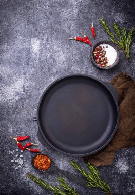 Otlar ve baharatlar ile dökme demir tava