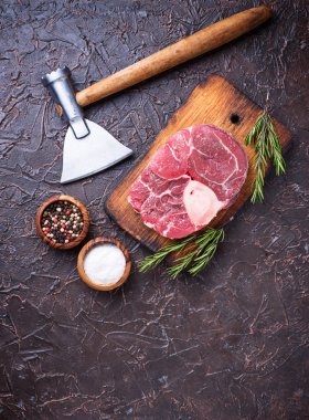 Çiğ et yemeye ve kasaplar balta