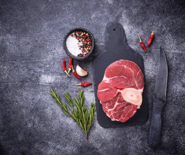 Çiğ et yemeye kayrak kesme tahtası üzerinde