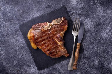 Kayrak tahta üzerinde ızgara T-bone biftek