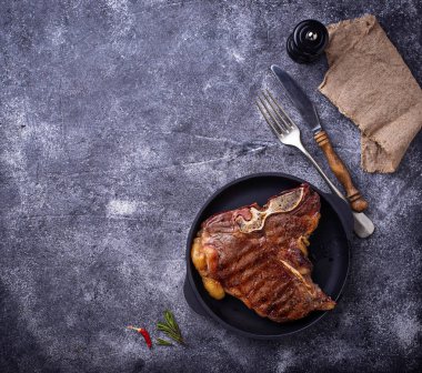 Koyu arka plan üzerinde ızgara T-Bone biftek