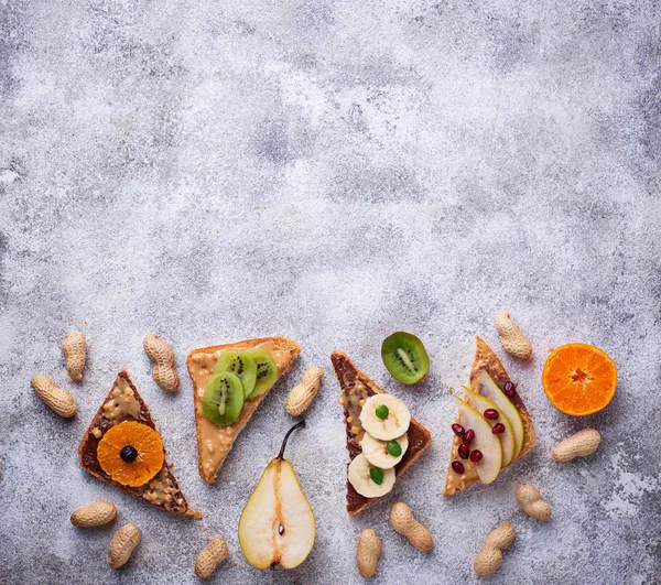 Sandwiches saludables con mantequilla de maní y frutas — Foto de Stock