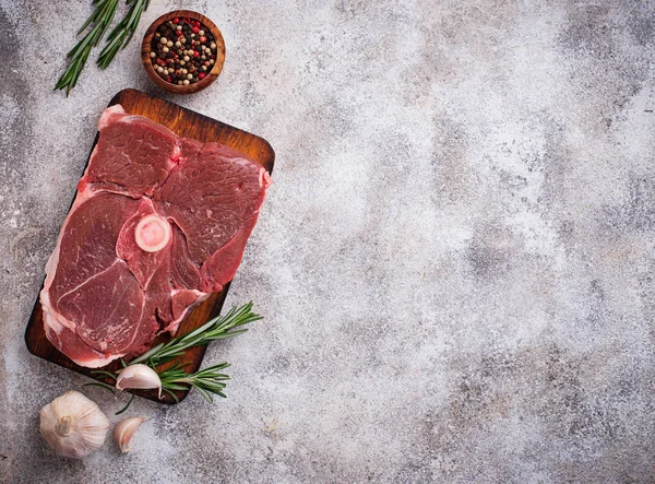로즈마리와 향신료와 양고기 고기 — 스톡 사진